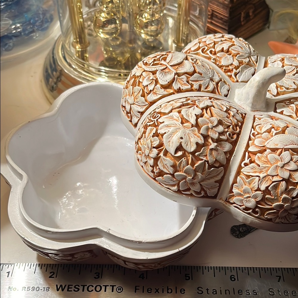 Vintage 80s pumpkin shaped resin trinket box - Picture 2 of 3
